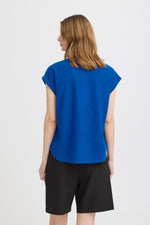 Blusa fluida azul con escote en V