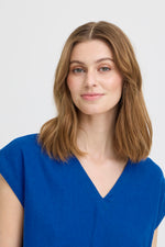 Blusa fluida azul con escote en V