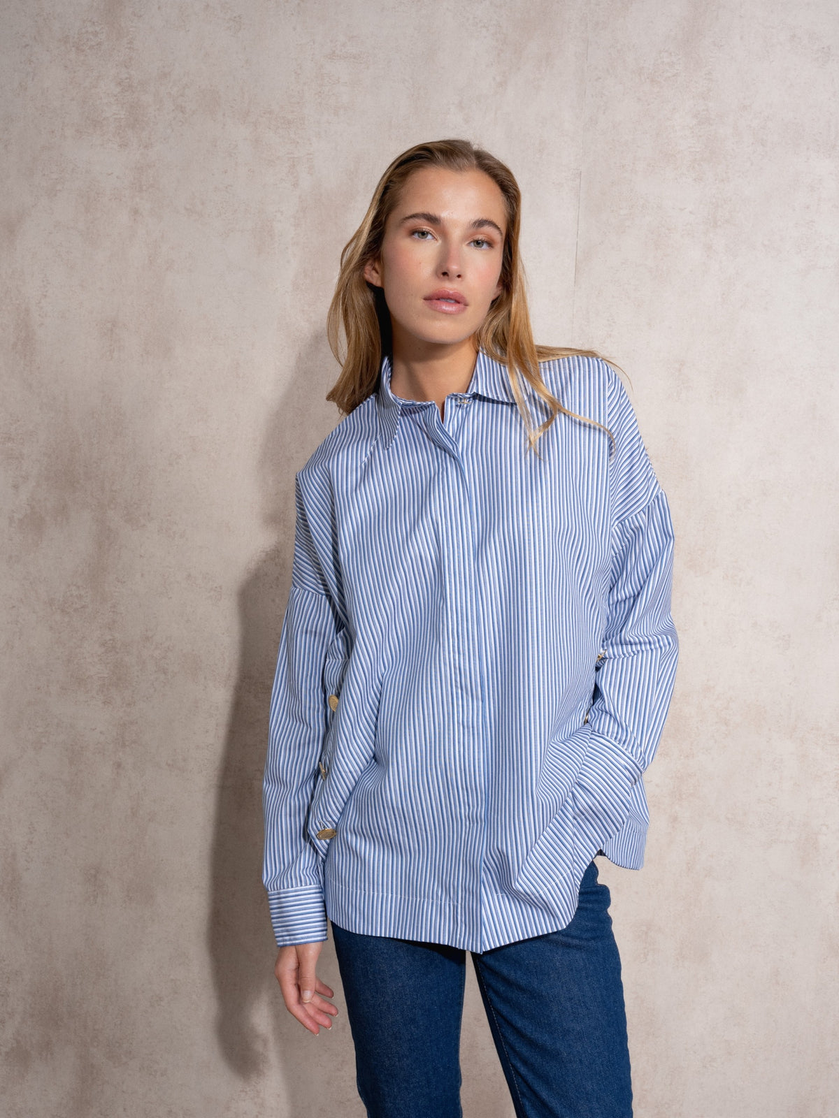 Blusa Oversize Botones Dorados
