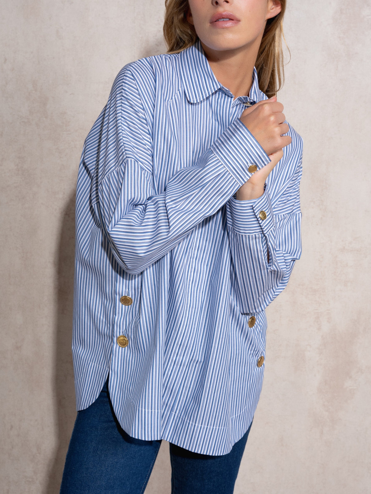 Blusa Oversize Botones Dorados