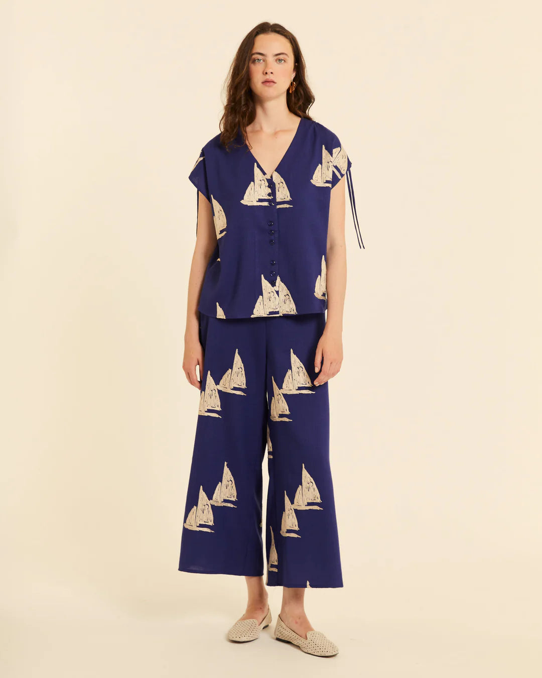 Blusa Cuello Pico Bordados Barcos