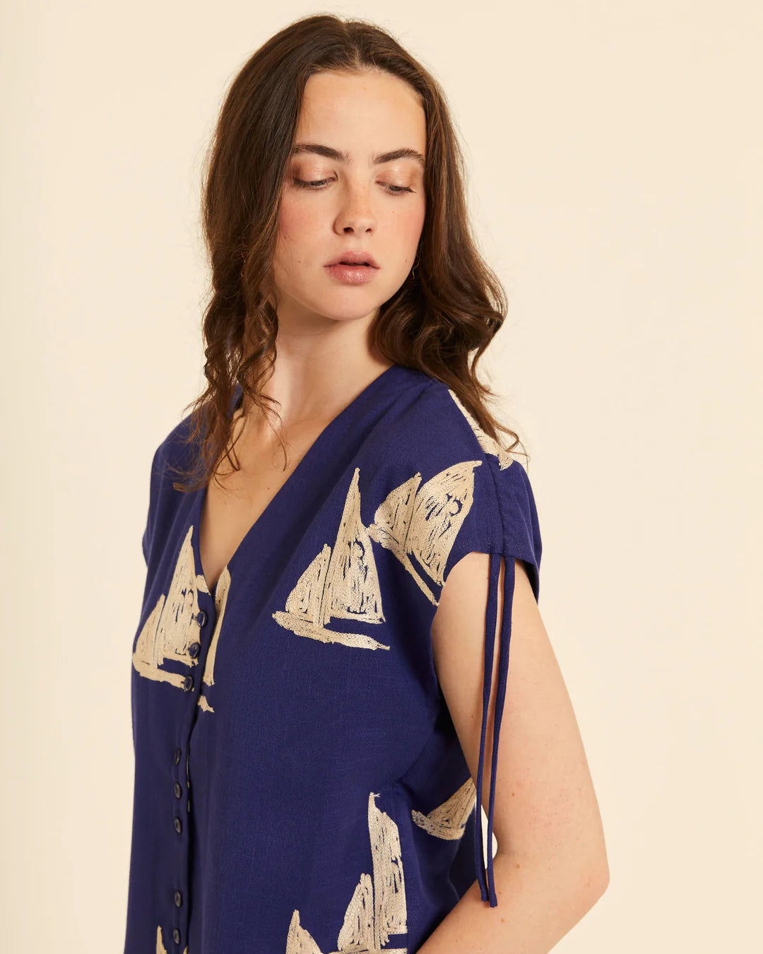 Blusa Cuello Pico Bordados Barcos