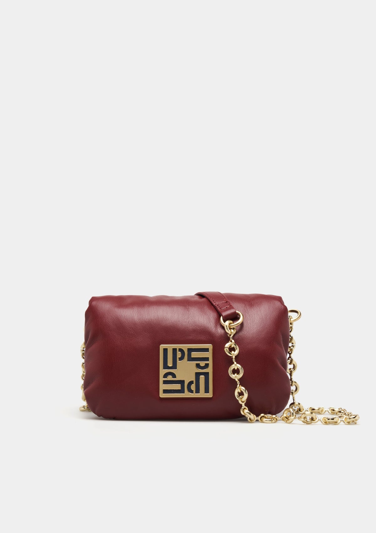 Bolso acolchado de mujer con asas lisa y de cadena. Incluye bolsillo interior y detalle metálico con el logotipo para un toque elegante.