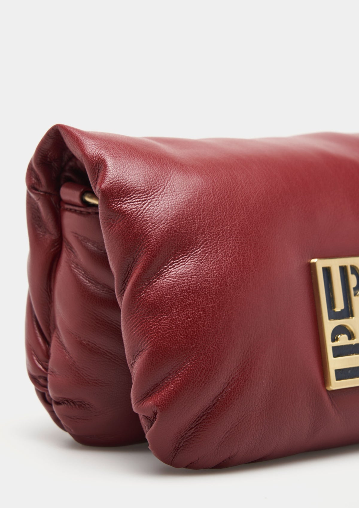 Bolso acolchado de mujer con asas lisa y de cadena. Incluye bolsillo interior y detalle metálico con el logotipo para un toque elegante.