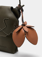 BOLSO MINI CON DETALLE DE LEÓN Y FLOR