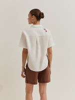 Camisa Blanca con Flores Bordadas Manga Corta