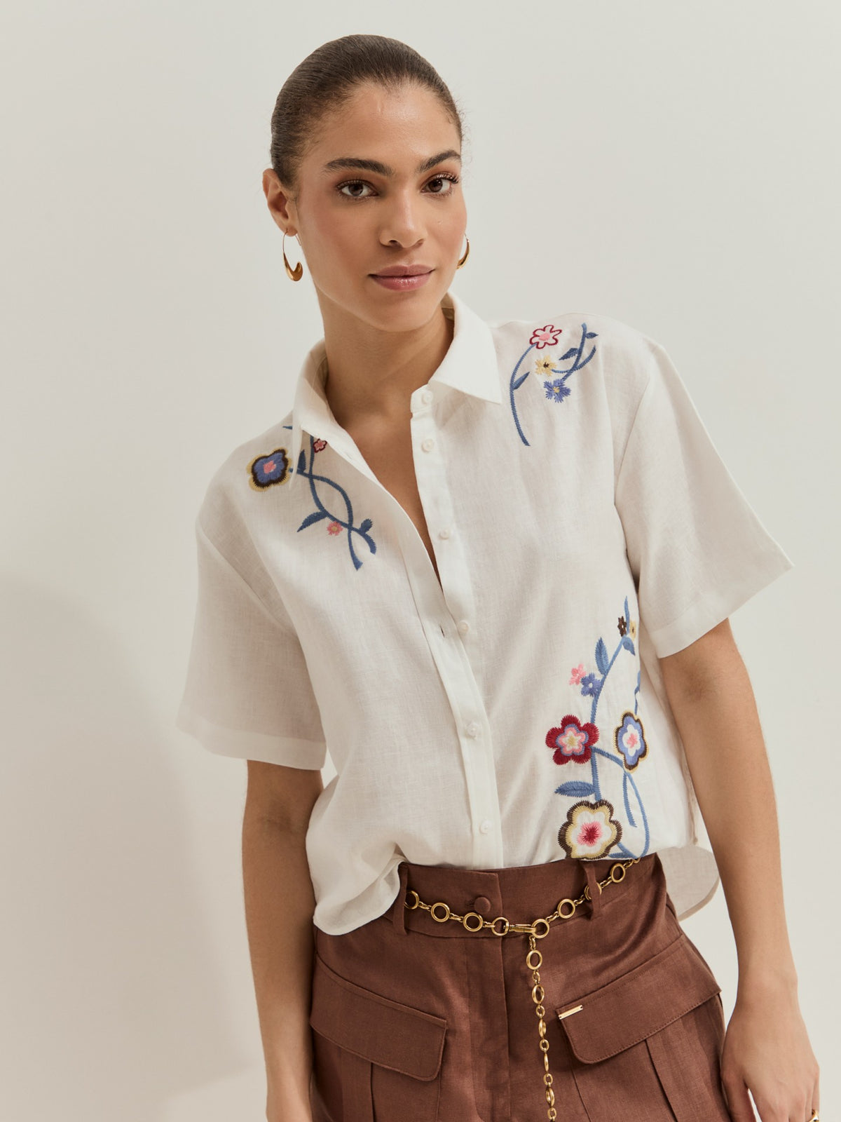 Camisa Blanca con Flores Bordadas Manga Corta