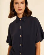 Camisa Negra Manga Corta Botones Dorados