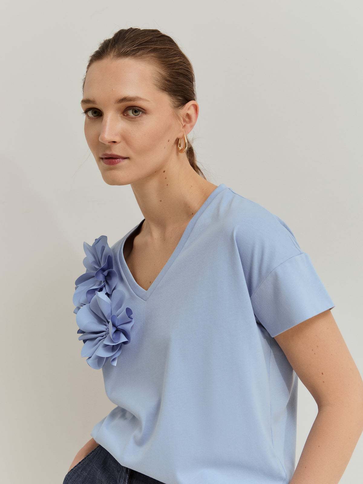 Camiseta de Algodón con Flores y Escote en Pico