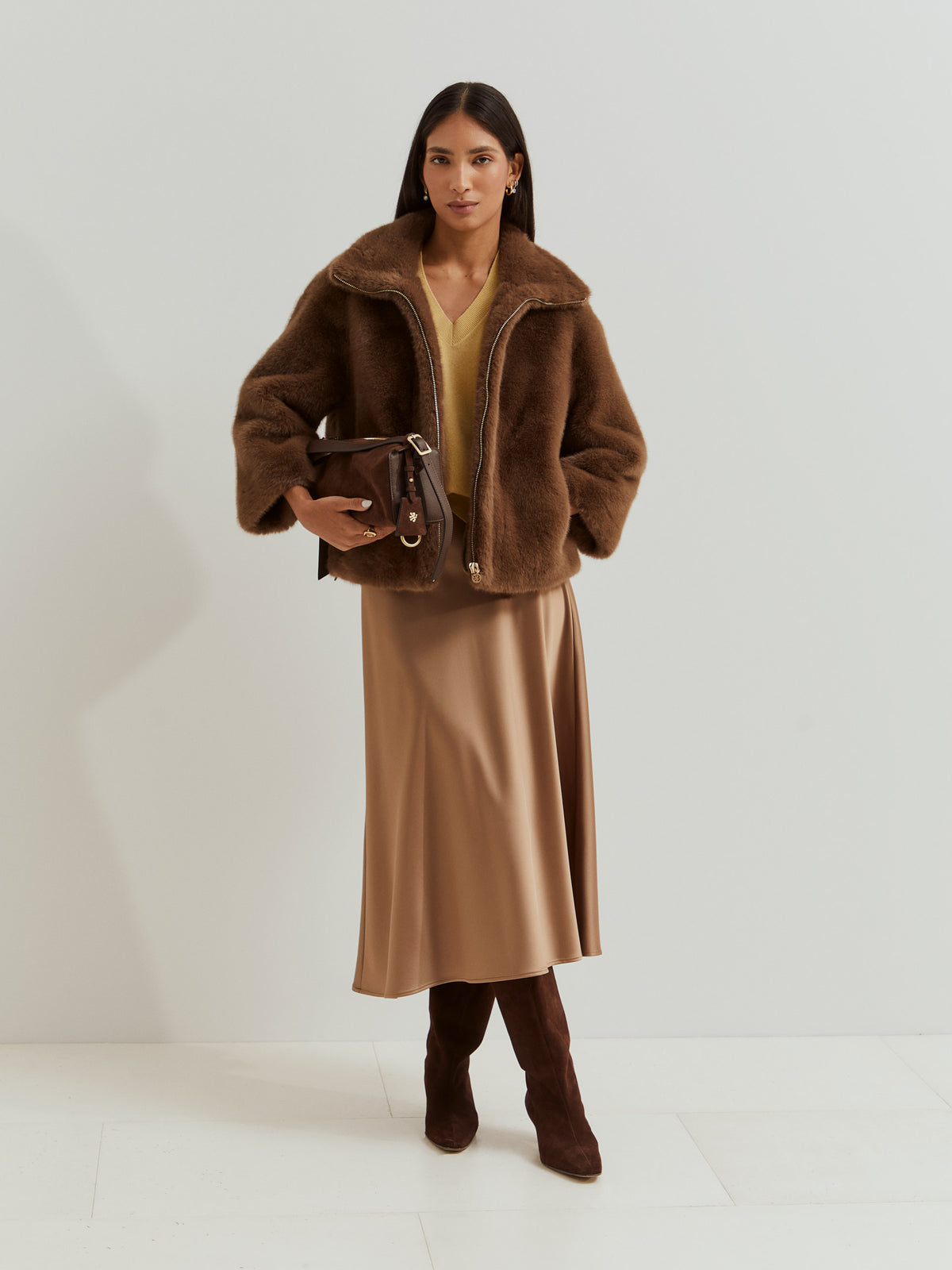 Chaqueta de pelo sintético con mangas raglán y detalle del león. Elegante, moderna y perfecta para un look sofisticado en días fríos.