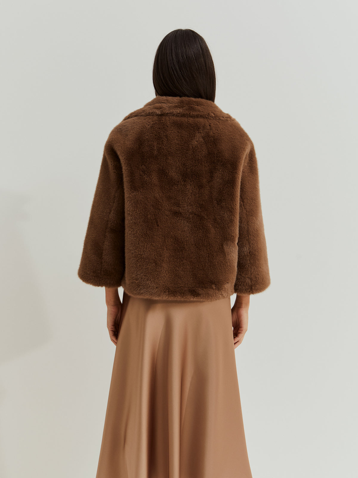 Chaqueta de pelo sintético con mangas raglán y detalle del león