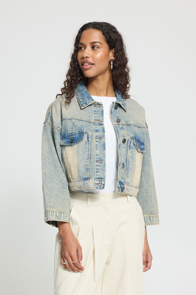 Chaqueta vaquera cropped efecto desgastado
