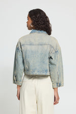 Chaqueta vaquera cropped efecto desgastado
