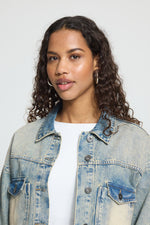 Chaqueta vaquera cropped efecto desgastado