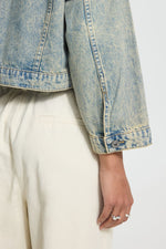 Chaqueta vaquera cropped efecto desgastado