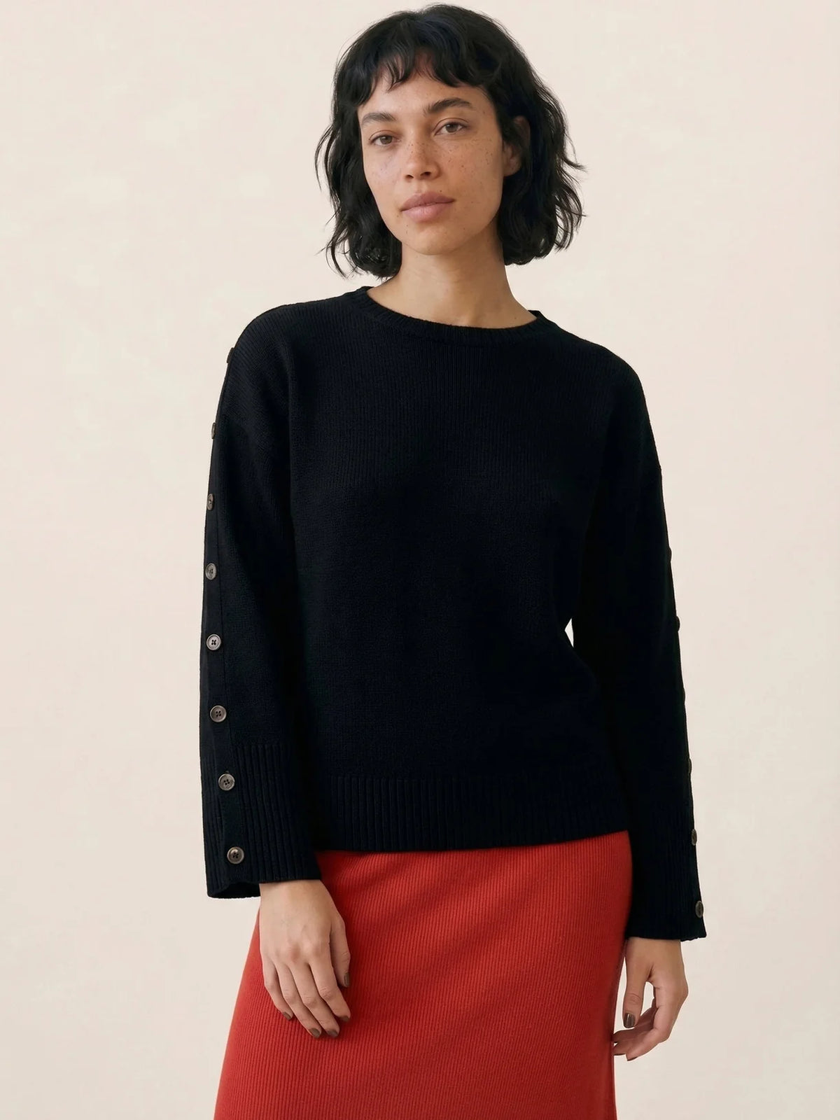JERSEY PUNTO CANALE CON BOTONES EN MANGAS NEGRO