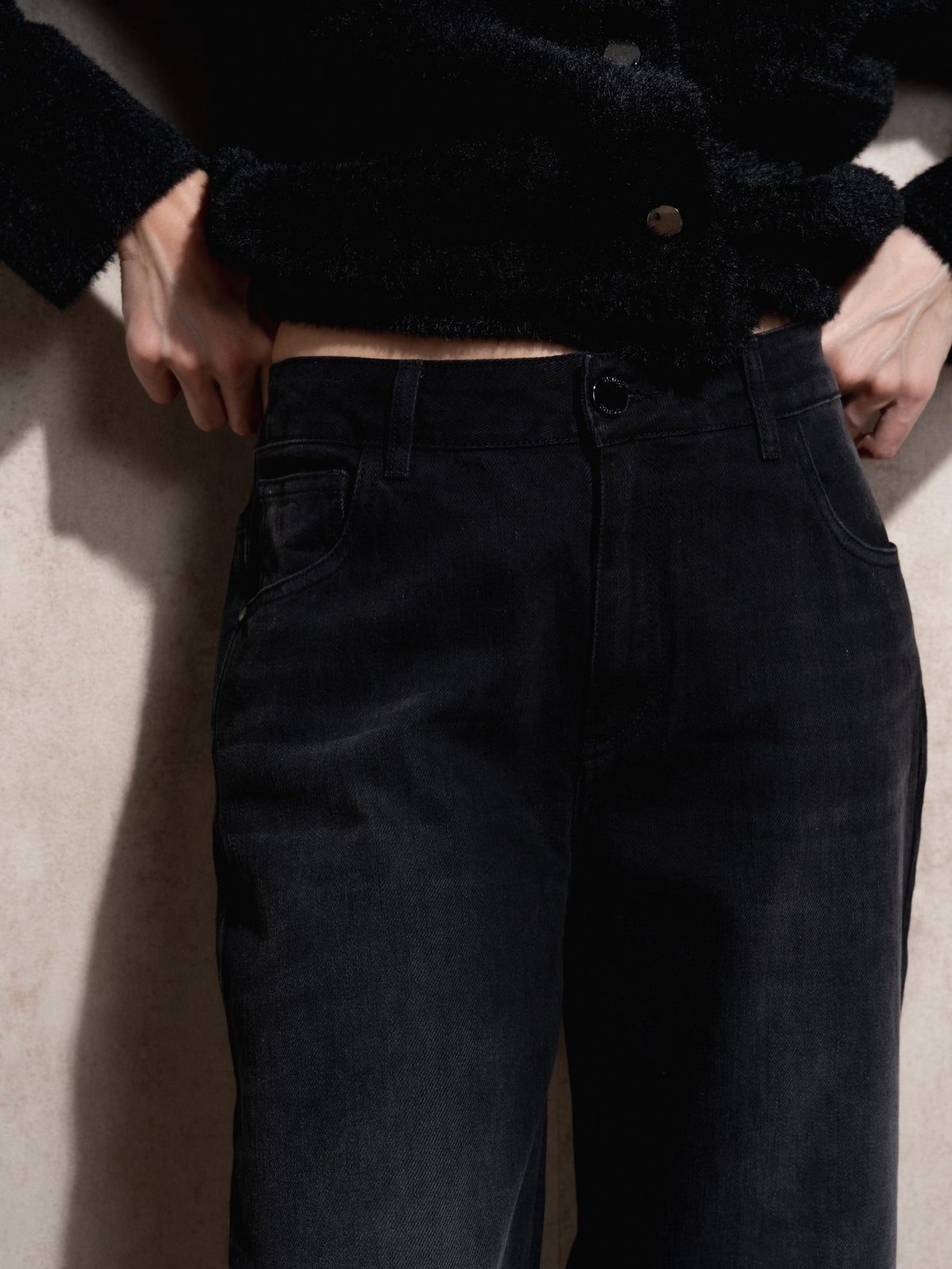 Pantalón recto denim negro lavado