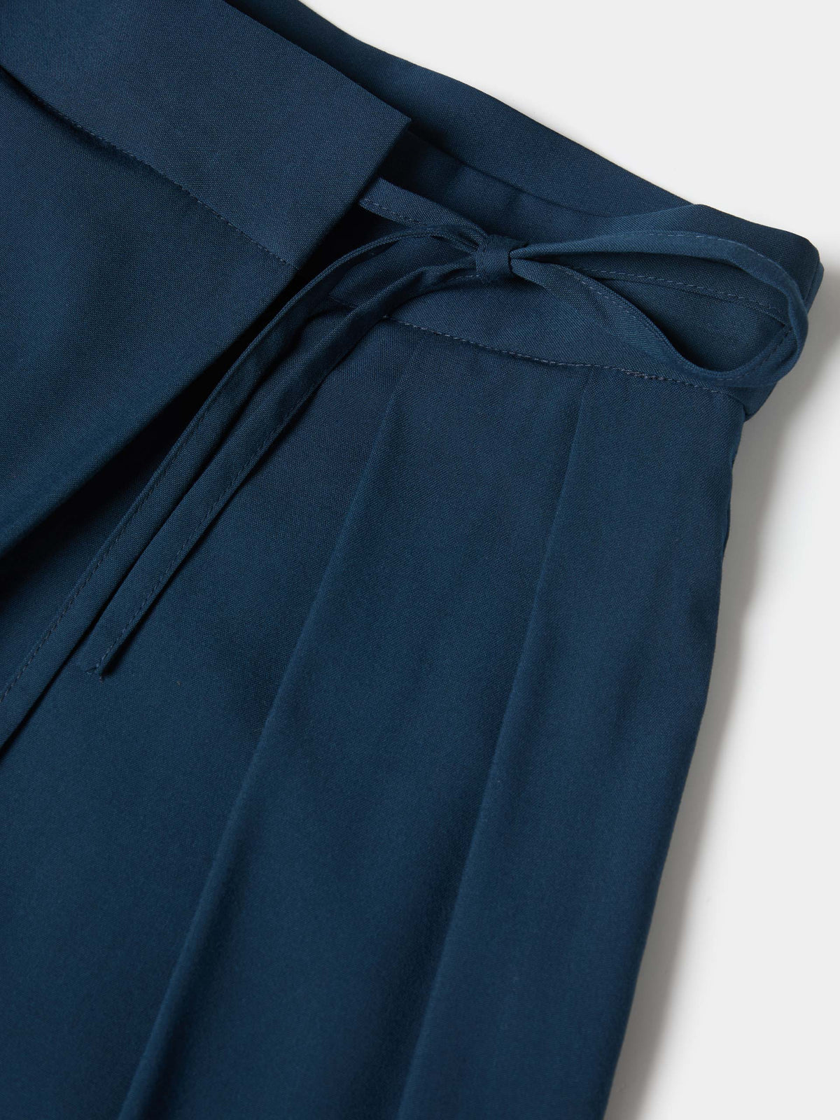 PANTALON PIERNA ANCHA CON PLIEGUES Y LAZO LATERAL