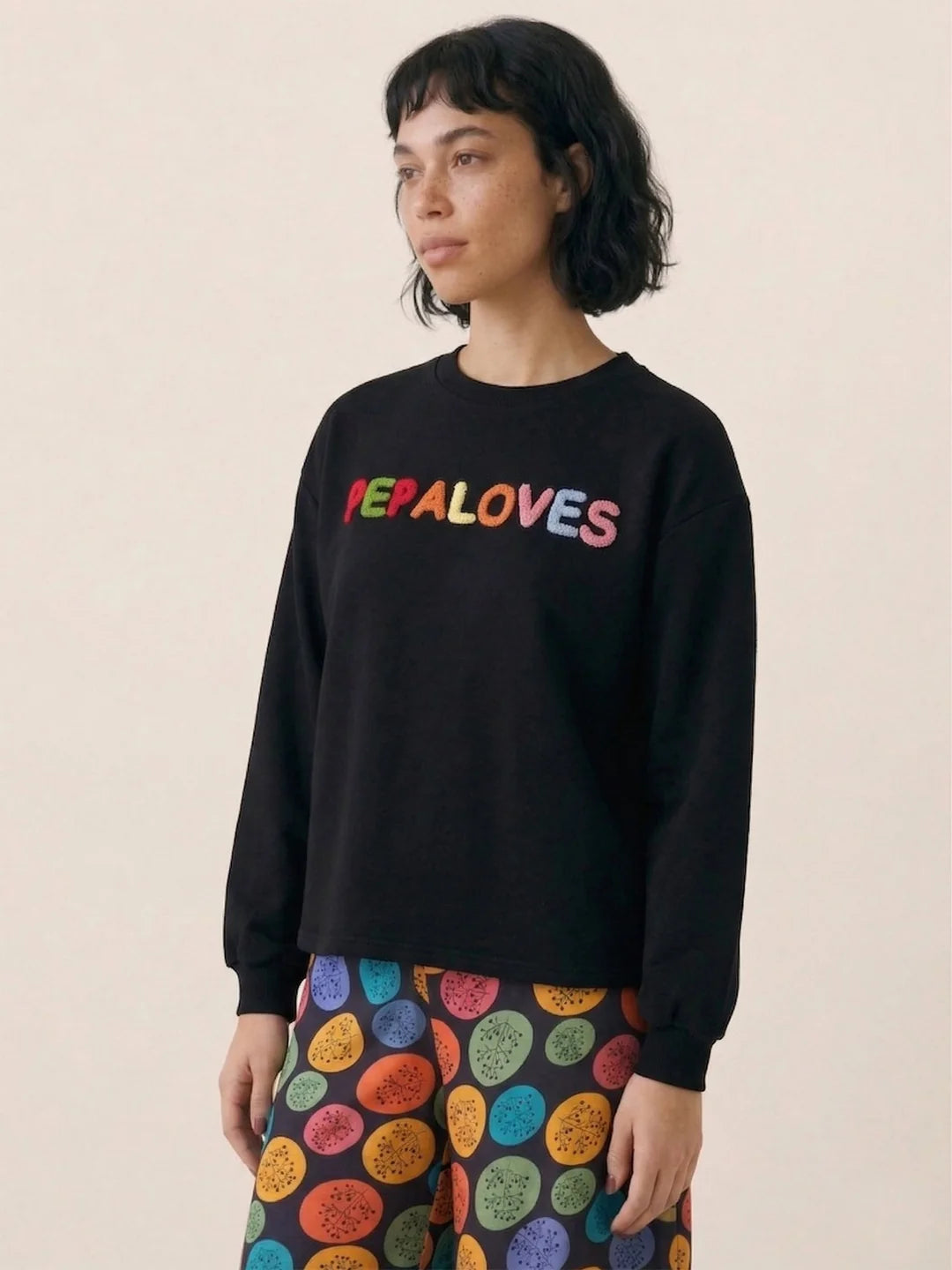 SUDADERA PUNTO CON BORDADO MULTICOLOR "PEPALOVES"