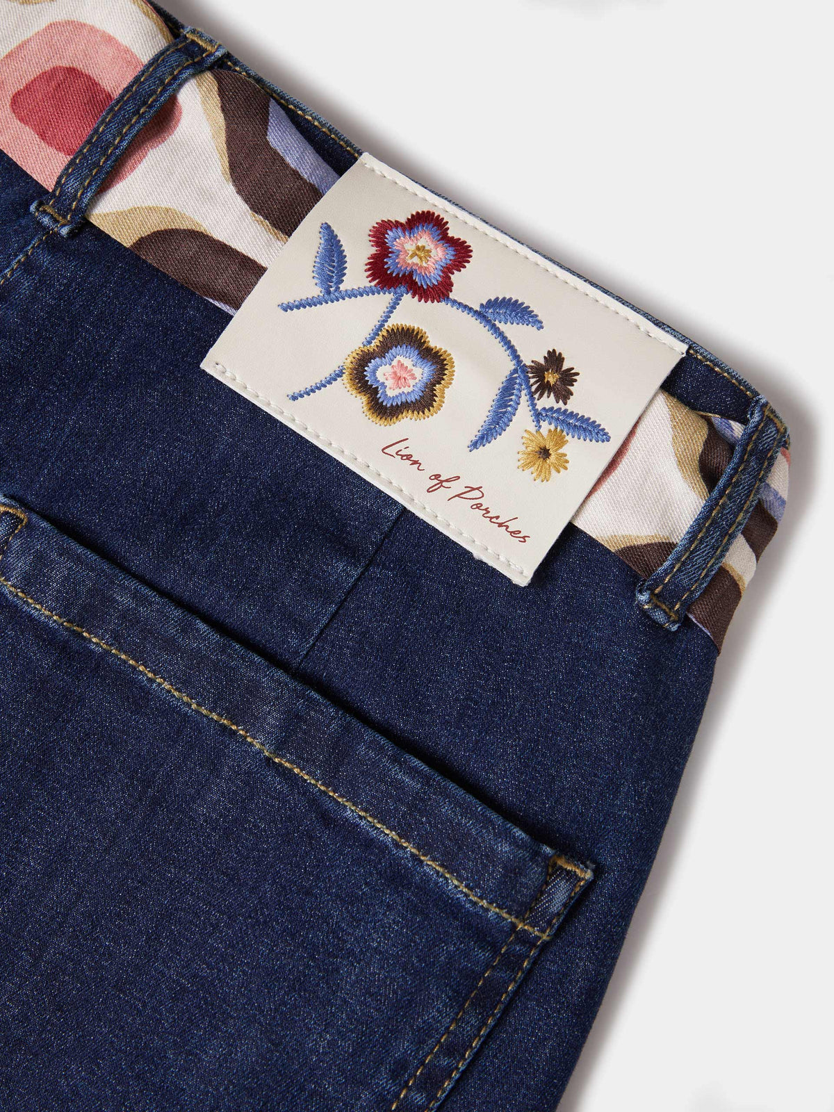 Pantalón Vaquero Bolsillo con Cinturón Estampado