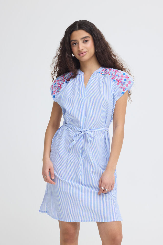 Vestido Corto de Rayas con Bordado Floral y Cinturón