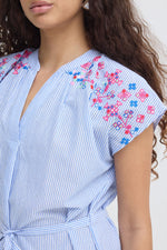 Vestido Corto de Rayas con Bordado Floral y Cinturón