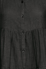 Vestido corto sin mangas con volantes y botones