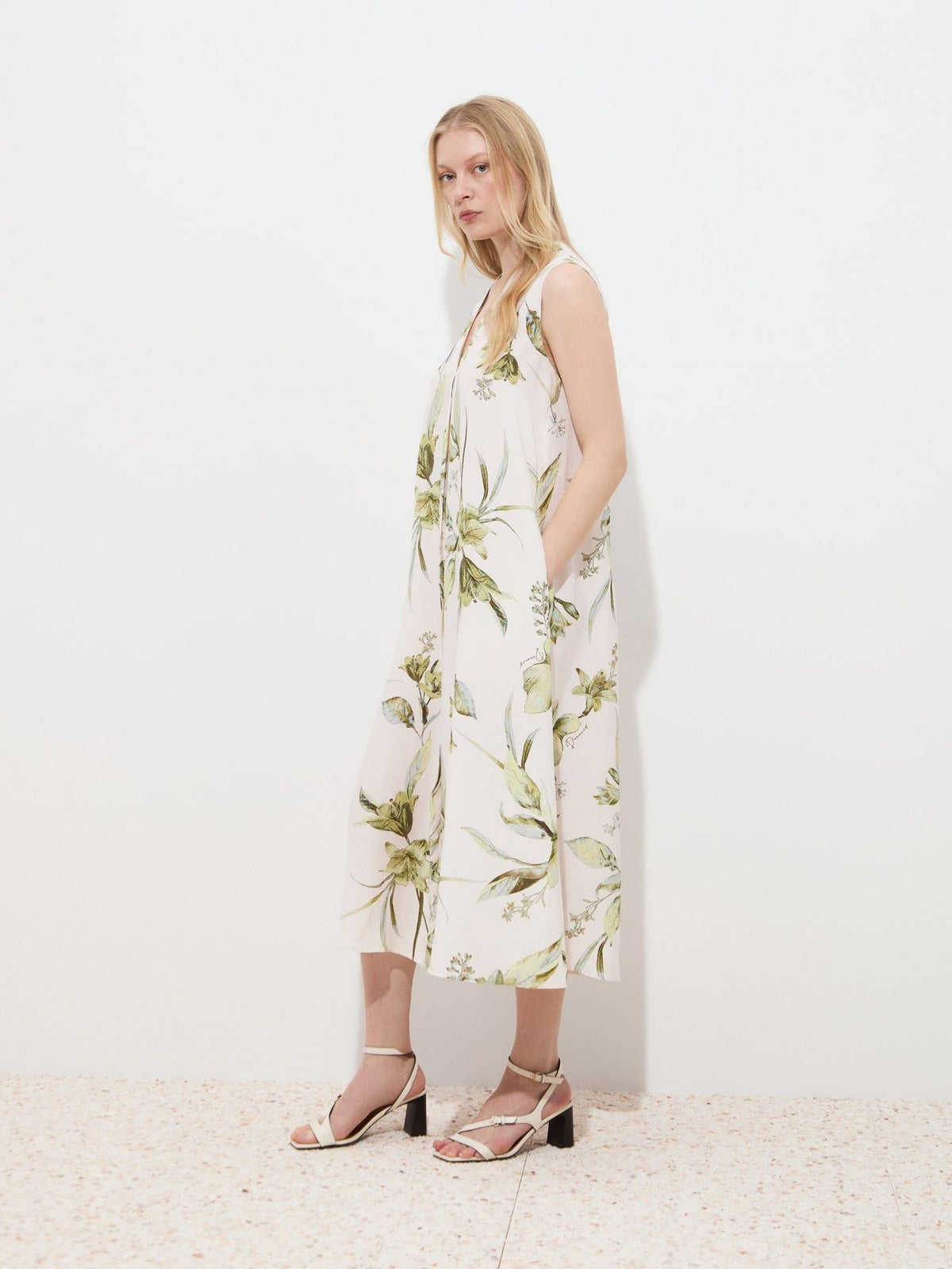 Vestido Midi con Estampado Floral y Escote en V
