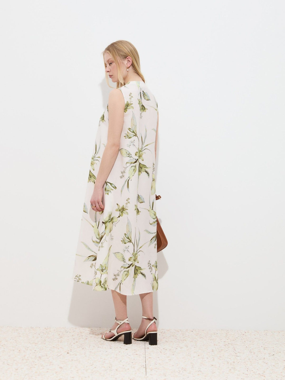 Vestido Midi con Estampado Floral y Escote en V
