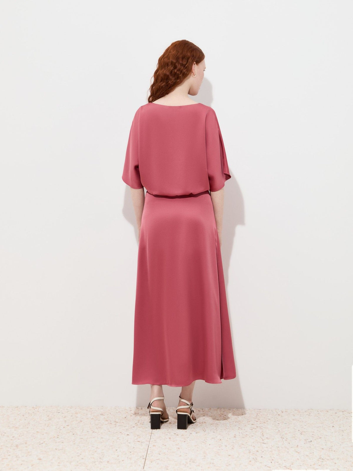 Vestido Largo Satinado Tono Rosa con Cintura Elástica