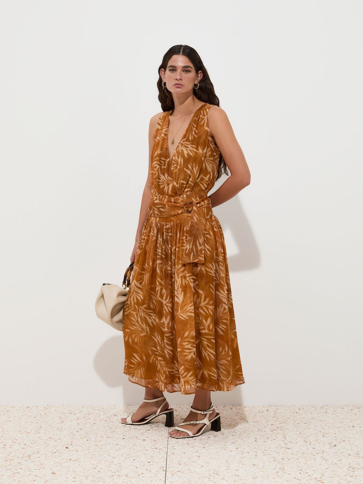 Vestido Midi Mostaza con Estampado Floral y Cinturón Ajustable