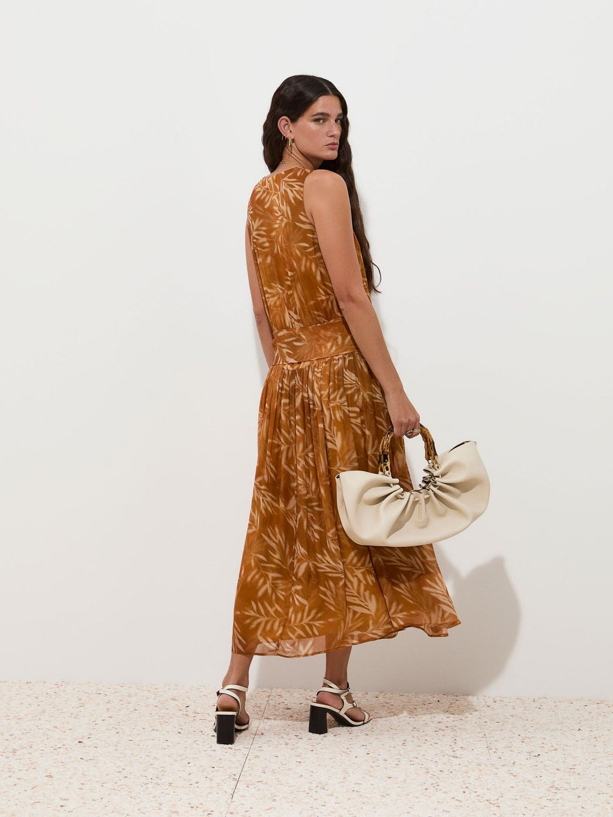 Vestido Midi Mostaza con Estampado Floral y Cinturón Ajustable