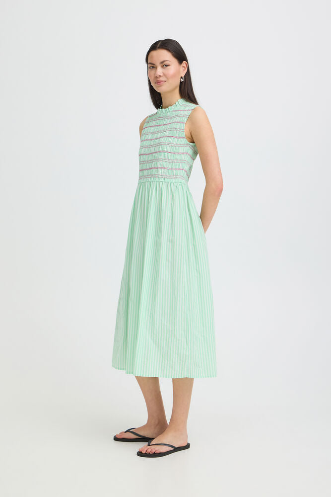 Vestido midi de rayas con cuerpo fruncido