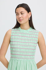 Vestido midi de rayas con cuerpo fruncido