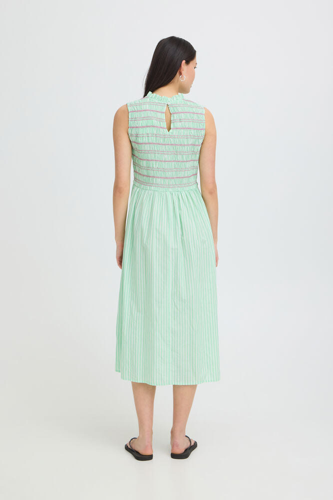 Vestido midi de rayas con cuerpo fruncido
