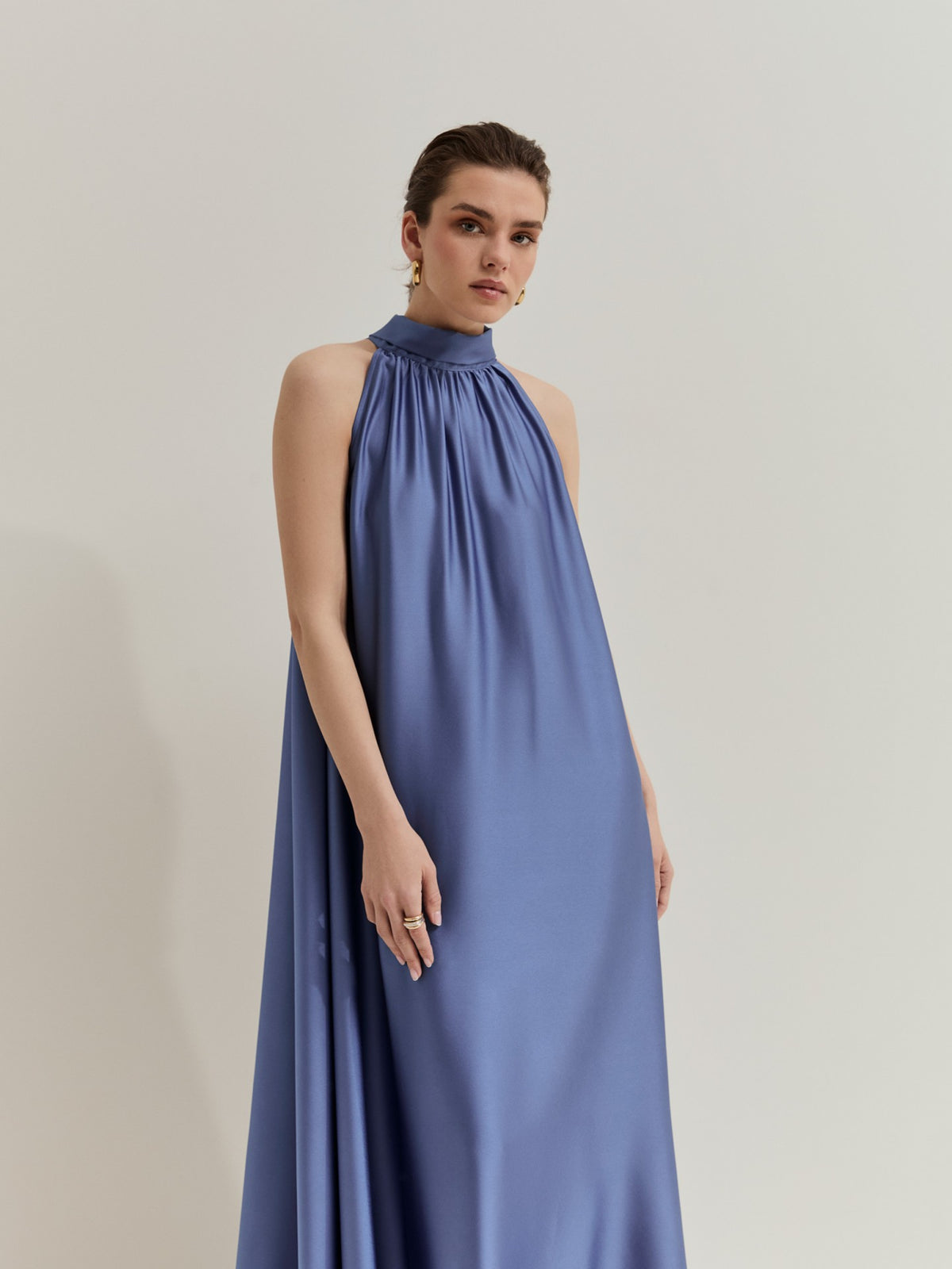 Vestido Fluido Satinado Cuello Alto con Lazo en Espalda