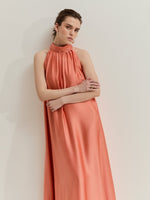 Vestido Fluido Satinado Cuello Alto con Lazo en Espalda