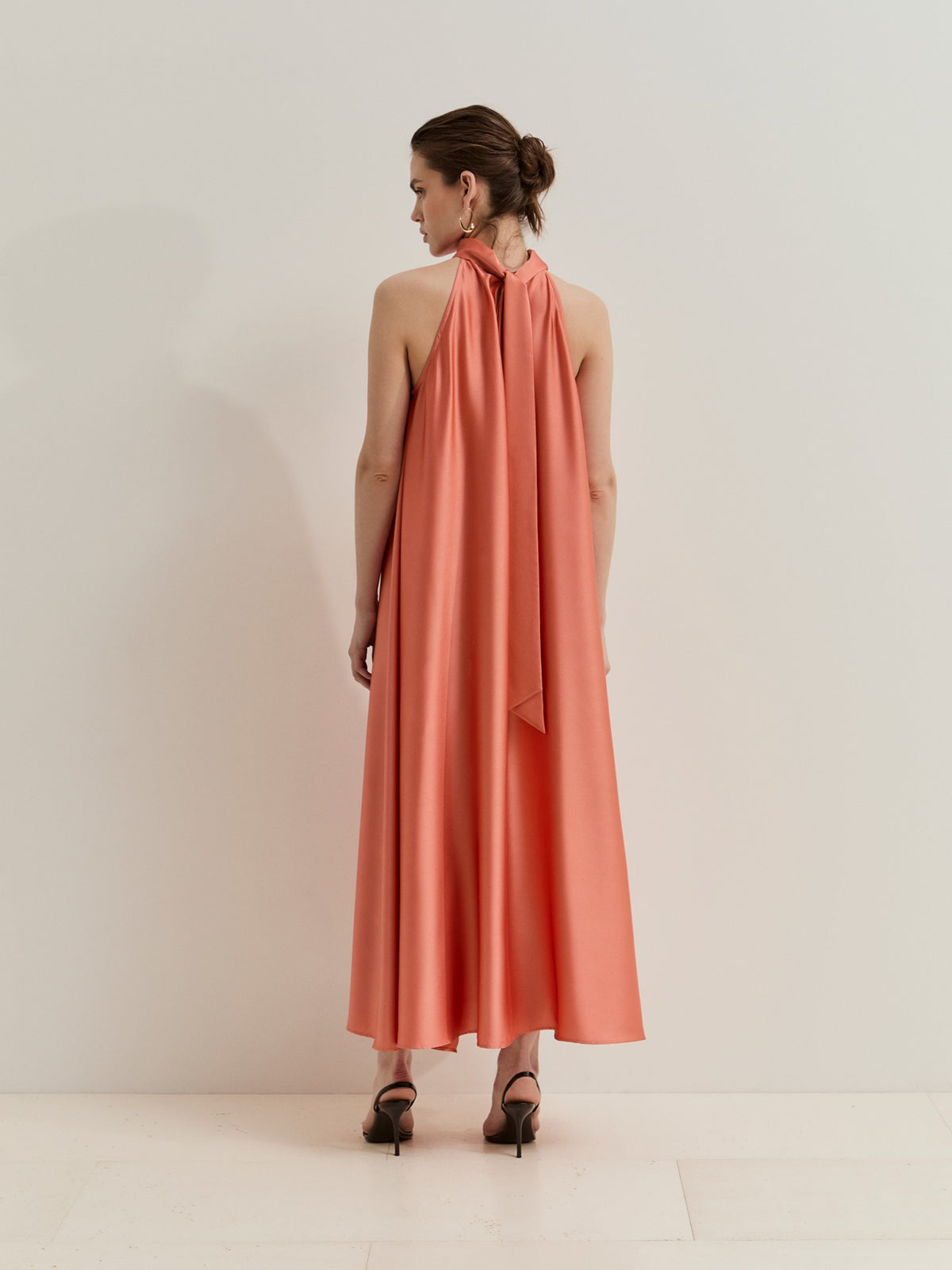 Vestido Fluido Satinado Cuello Alto con Lazo en Espalda