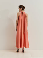 Vestido Fluido Satinado Cuello Alto con Lazo en Espalda