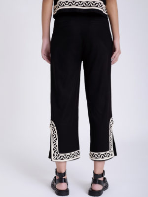 Pantalón Bordado Relieve