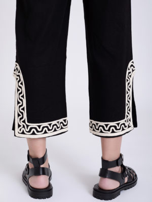 Pantalón Bordado Relieve